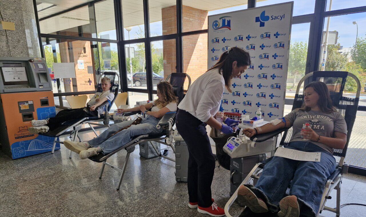 Tres jóvenes donando sangre en el Hospital El Bierzo durante una maratón.