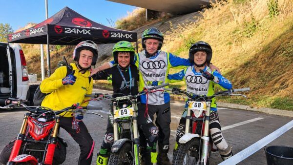Cuatro pilotos de trial posando con sus motocicletas en Ponferrada