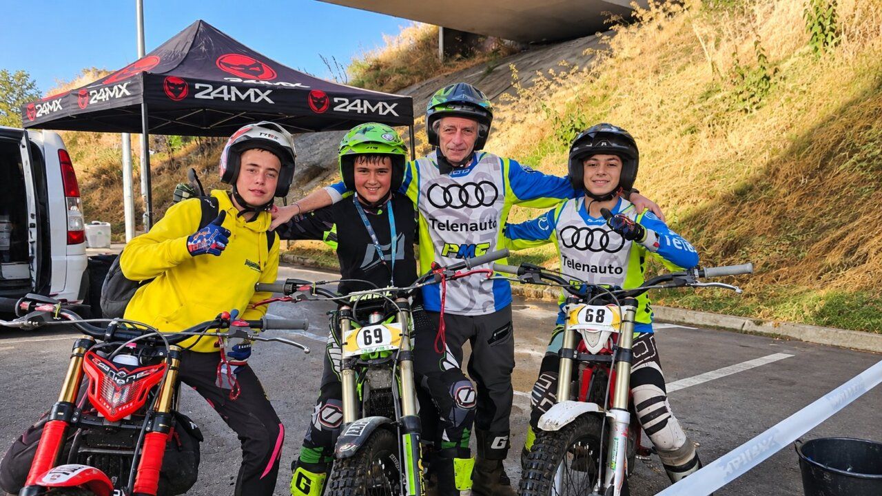 Cuatro pilotos de trial posando con sus motocicletas en Ponferrada