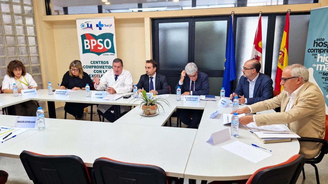 Reunión sobre la nueva unidad de radioterapia en el Hospital El Bierzo