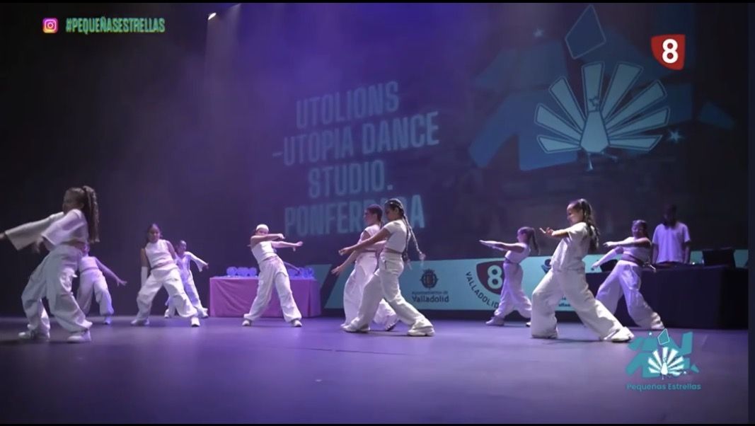 Bailarines de Utopía Dance Studio actuando en un escenario