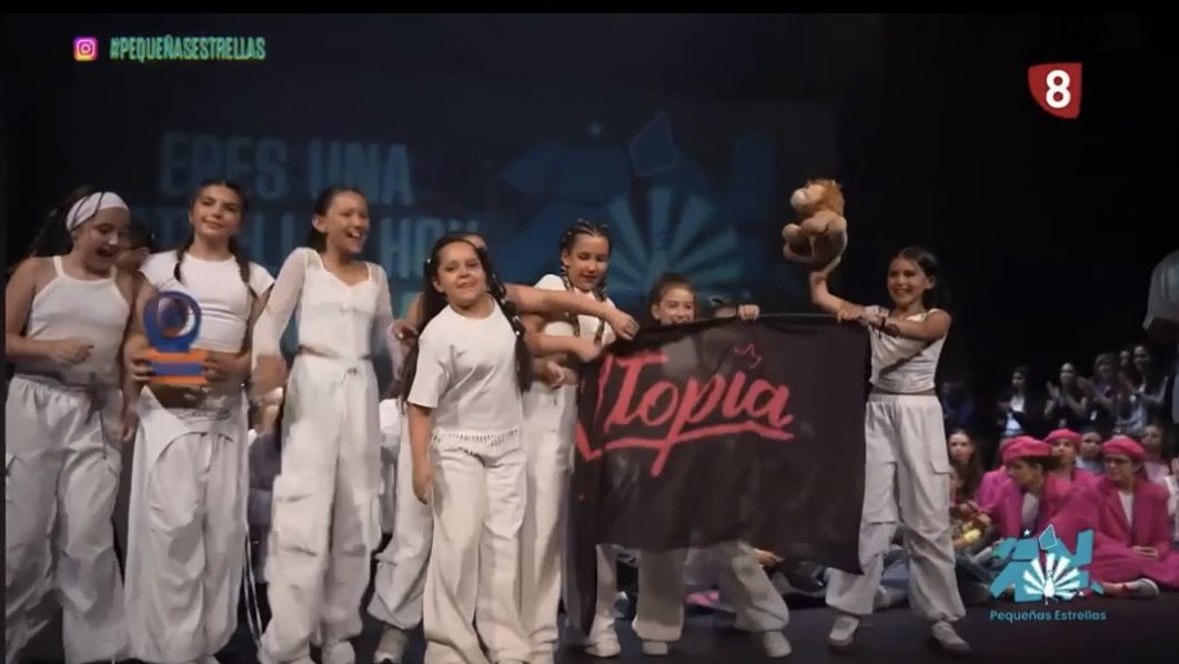 Niñas de Utopía Dance Studio celebrando su victoria en un concurso de danza
