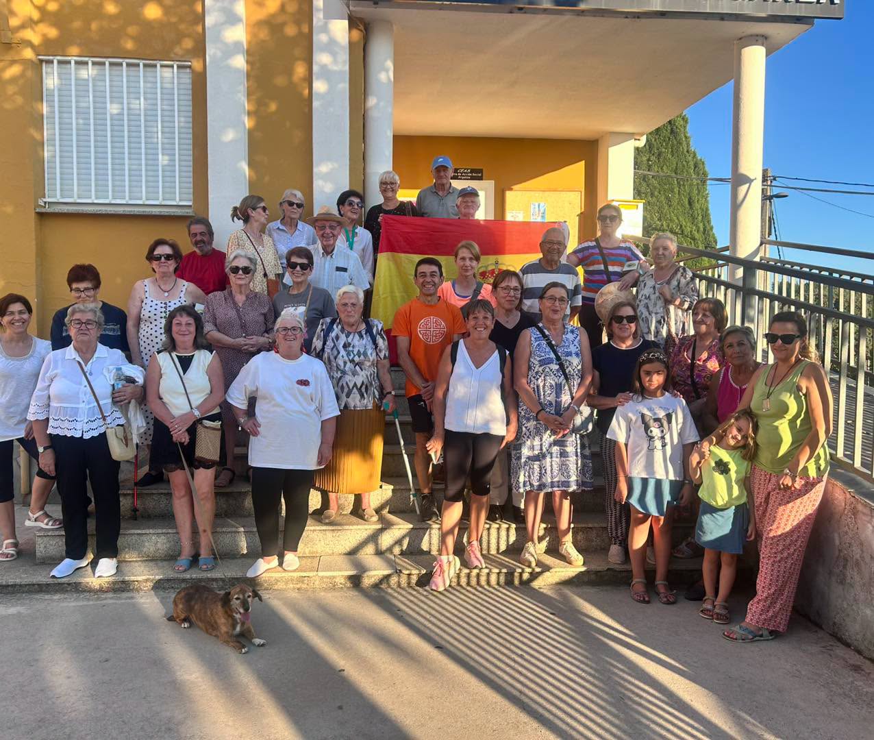 Grupo de vecinos de Arganza mostrando apoyo a Ceuta con una bandera.