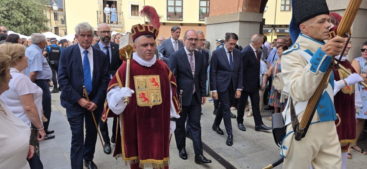 La Virgen de la Encina en la plaza del Ayuntamiento de Ponferrada durante las fiestas.