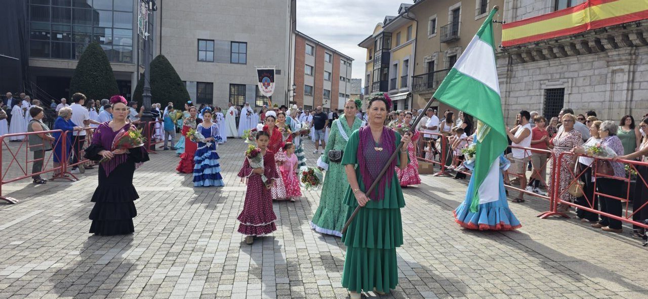 Celebración de la Virgen de la Encina en Ponferrada con trajes tradicionales