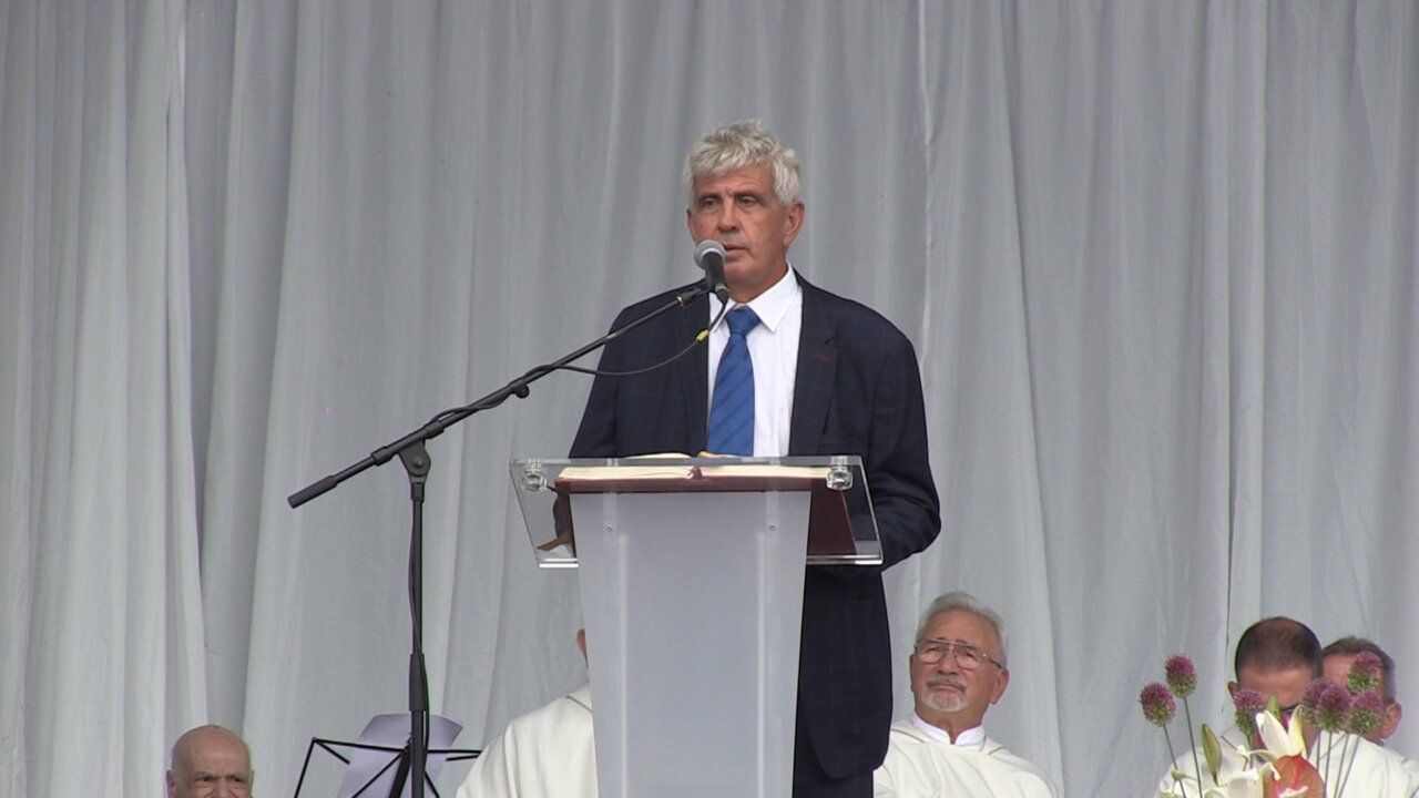 El alcalde de Borrenes durante la ofrenda a la Virgen de la Encina