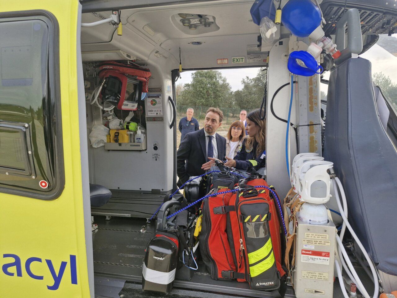Pedro Gómez de Quero en el interior del helicóptero sanitario del Bierzo