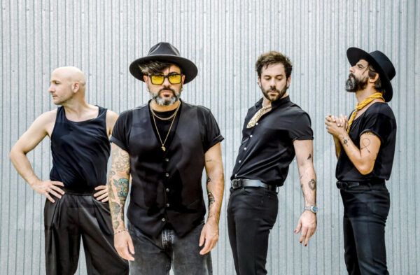 Banda Viva Suecia posando en un fondo metálico