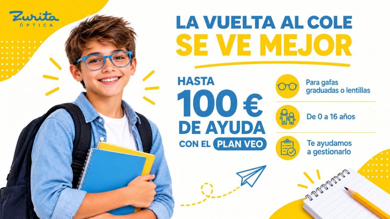 Niño sonriente con gafas y cuadernos en la mano