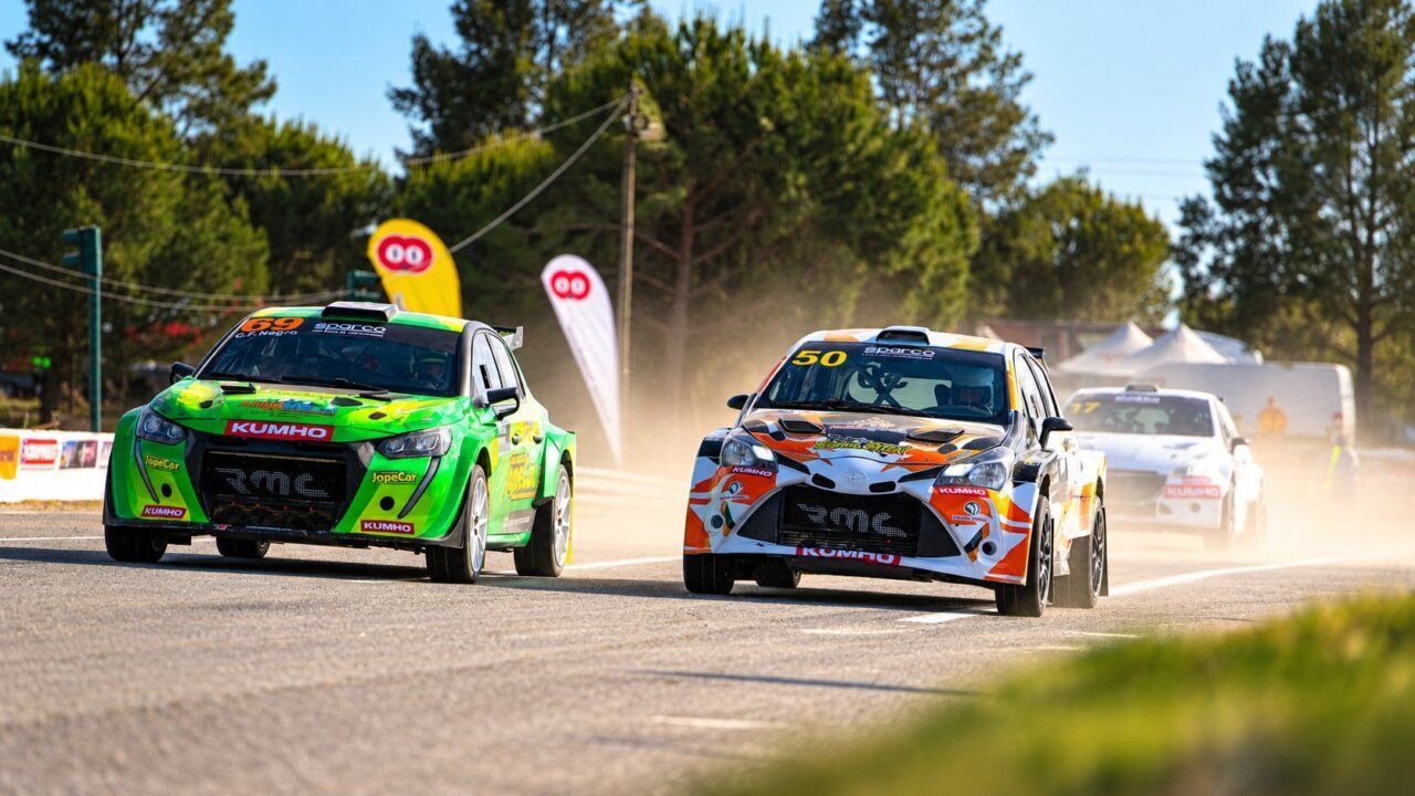 Dos coches de rally compitiendo en el Circuito Internacional de Montalegre