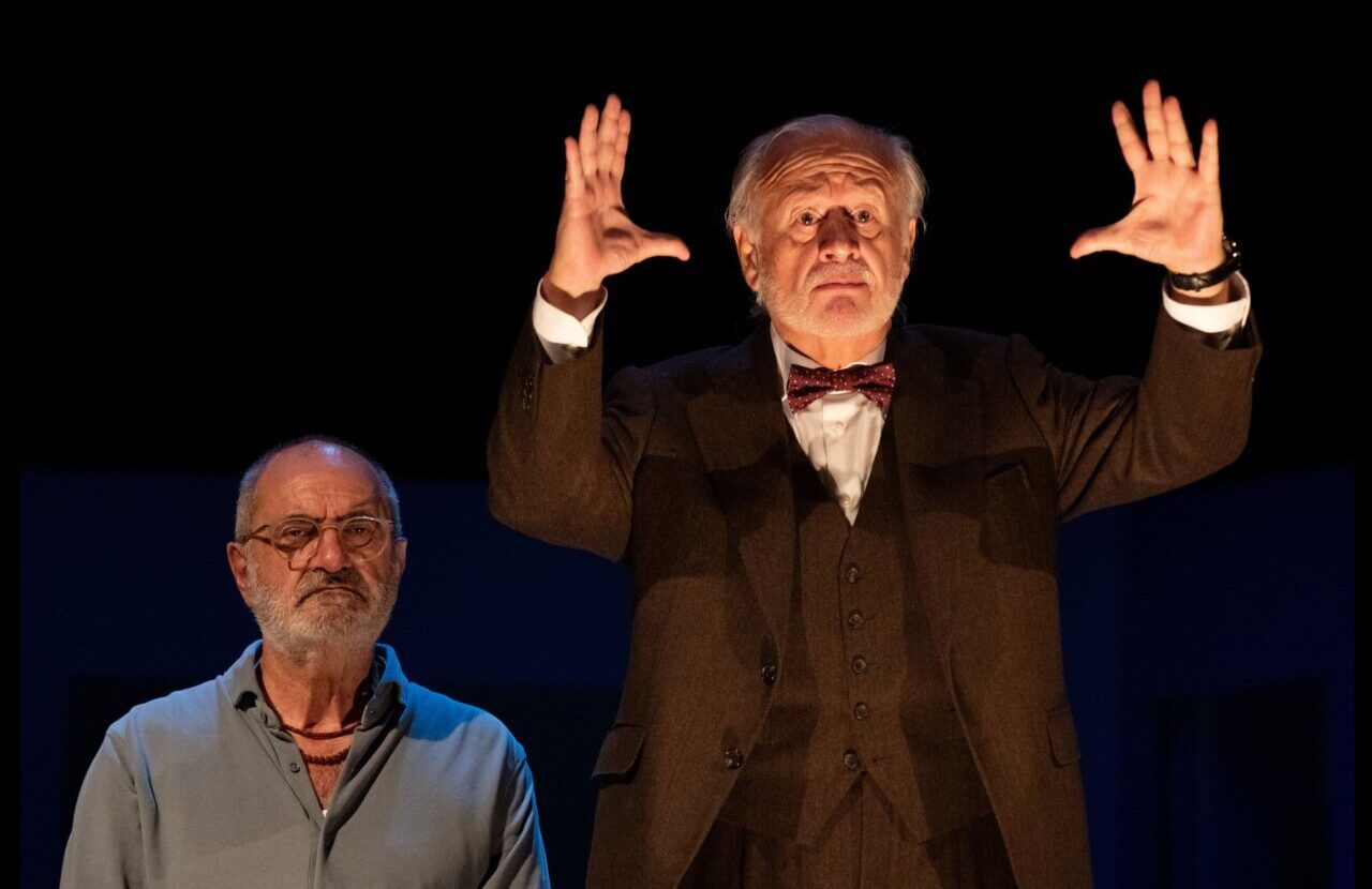 Juan Echanove y Joaquín Climent en escena durante la obra Esencia