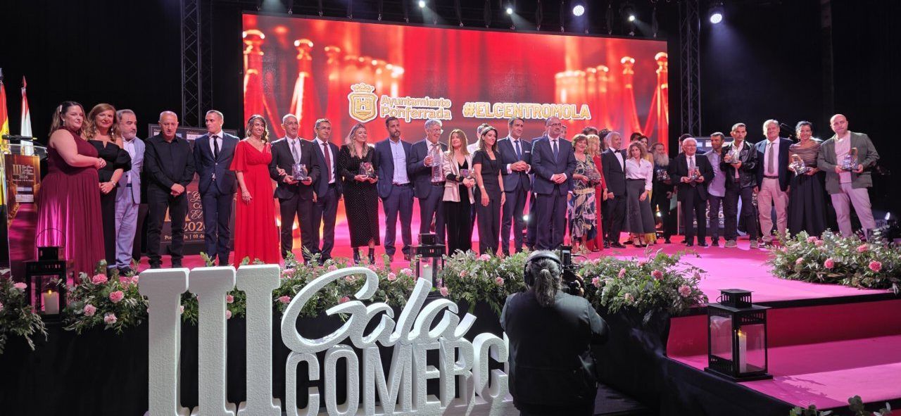 Grupo de personas en la III Gala del Comercio de Ponferrada