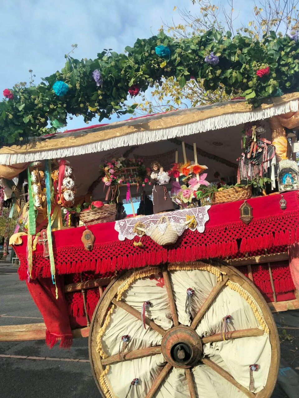 Carro engalanado con flores y decoraciones en León durante San Froilán