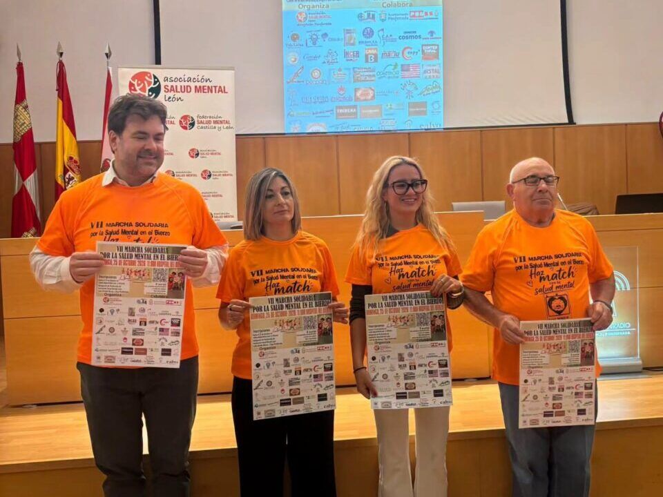 Cuatro personas muestran carteles de la VII Marcha Solidaria por la Salud Mental en El Bierzo