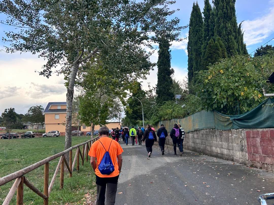 Grupo de personas caminando por un antiguo camino en Arganza