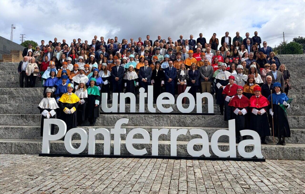 Grupo de personas en la celebración del 30 aniversario del Campus de Ponferrada