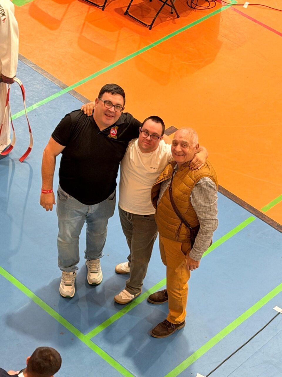 Tres personas posando en un evento de judo en Ponferrada