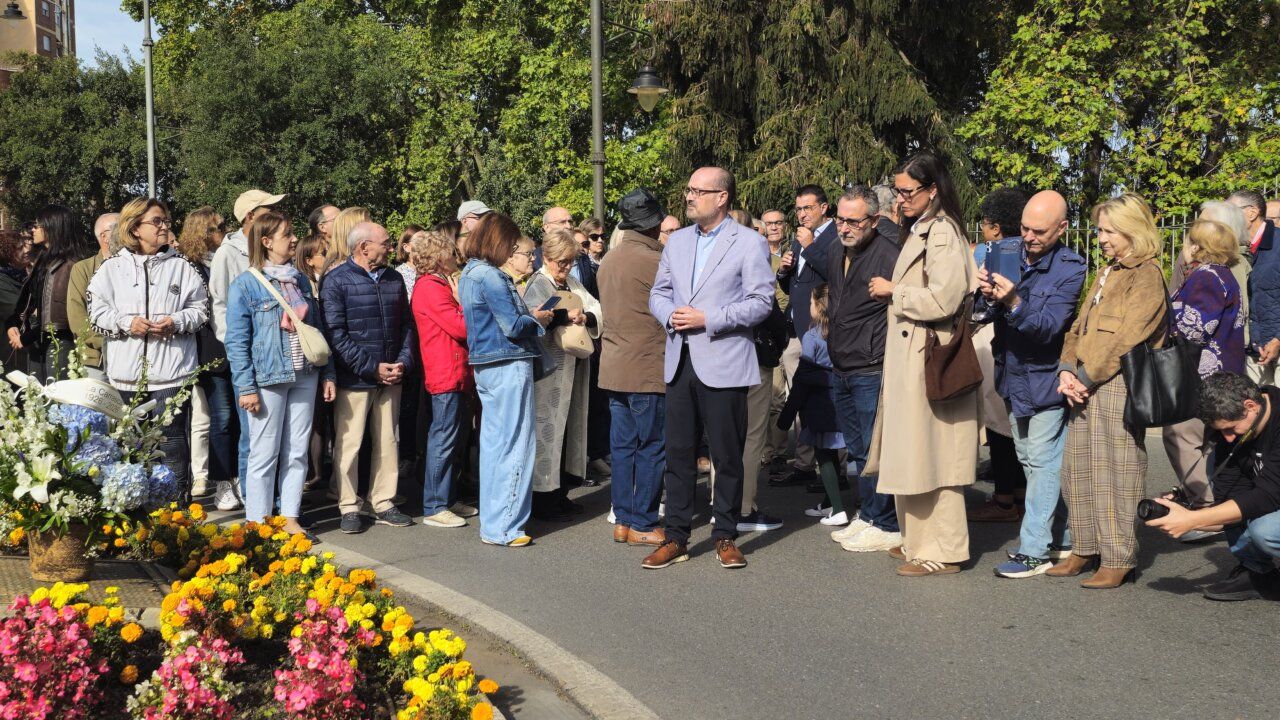 Celebración del centenario de La Carrasca en Ponferrada con asistentes y flores.