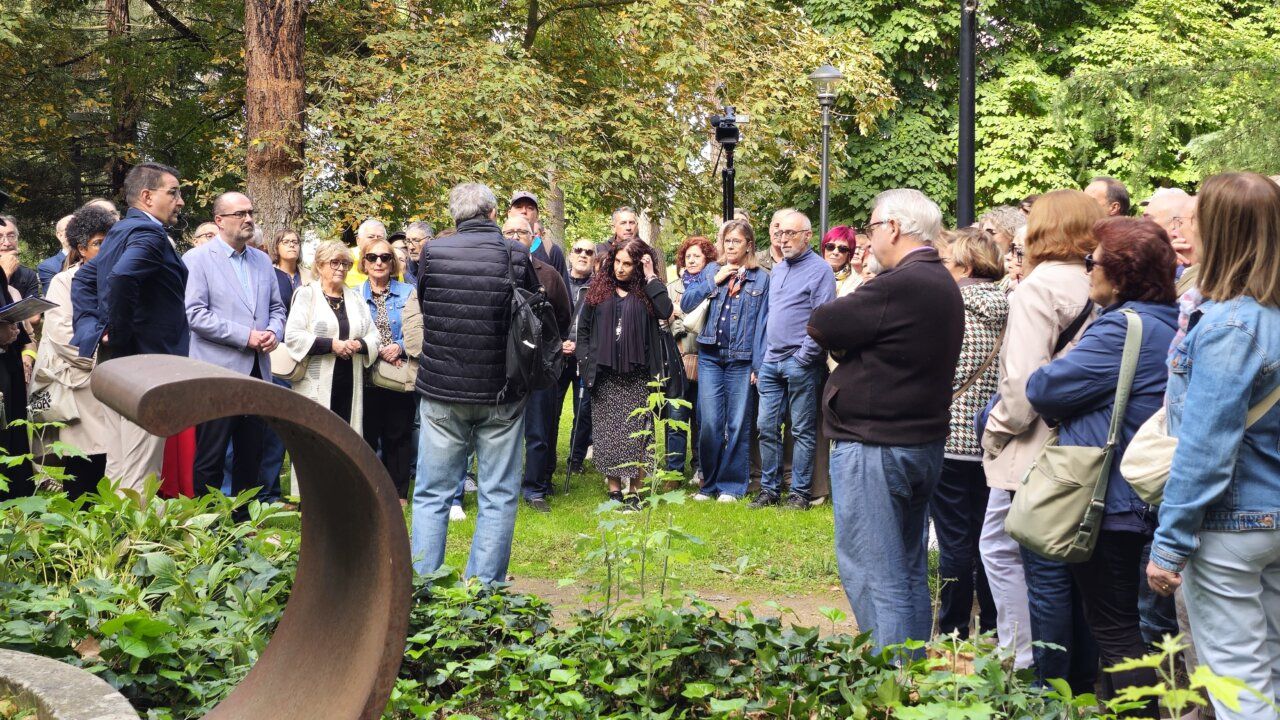 Celebración del centenario de La Carrasca en Ponferrada con asistentes en un parque.