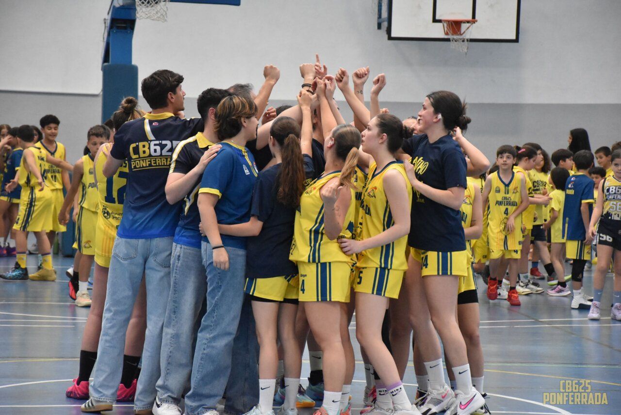 Jugadores del Embutidos Pajariel celebrando en el partido de baloncesto