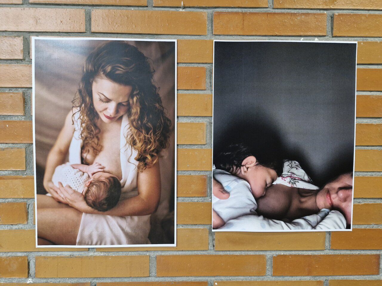 Fotografías de madres amamantando a sus bebés en una exposición