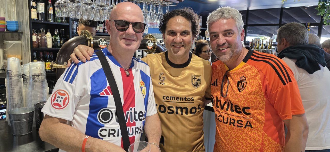 Tres aficionados de la Ponferradina en el Bar El Toralín