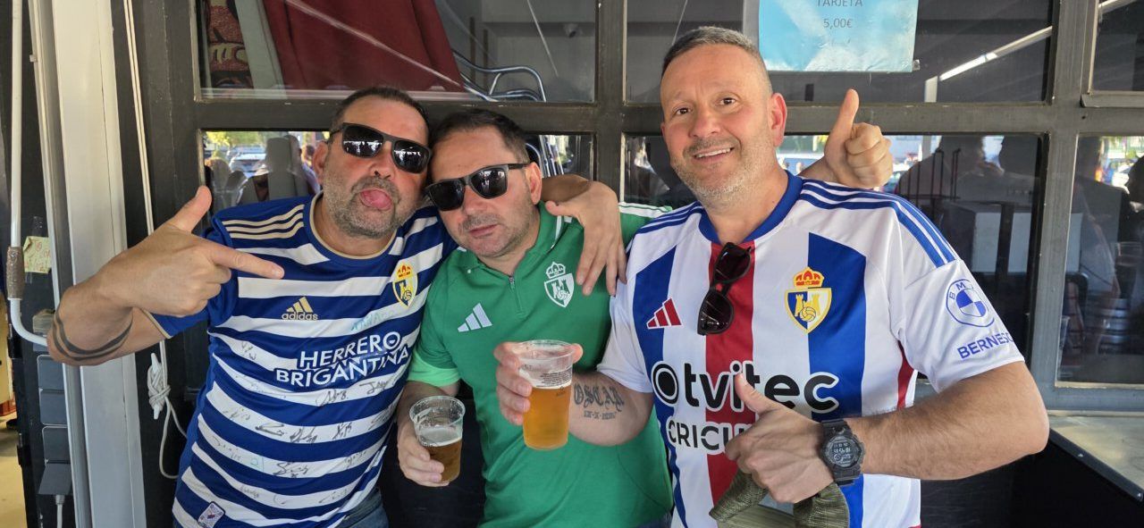 Aficionados de la Ponferradina en el Bar El Toralín disfrutando de un momento juntos.