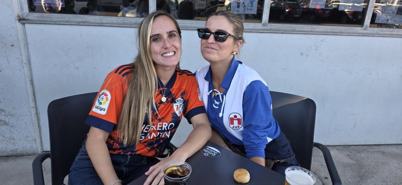 Dos mujeres sonriendo en el Bar El Toralín con camisetas de fútbol