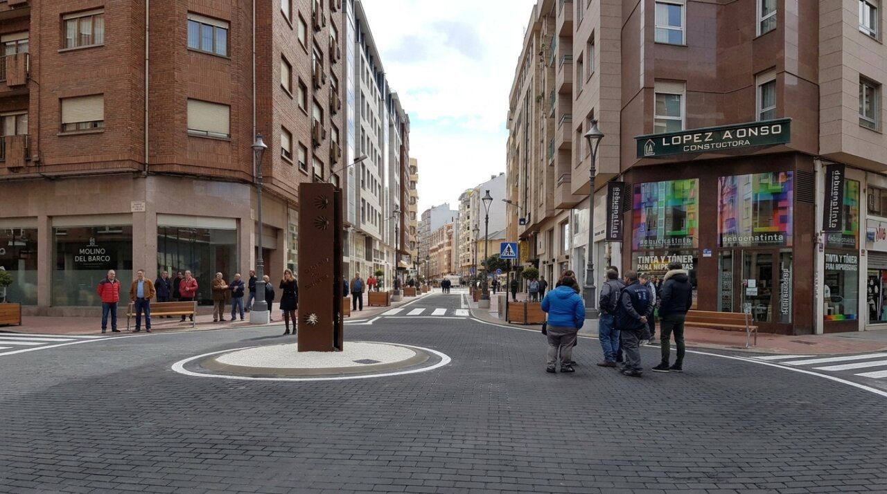 Vista de la calle Camino de Santiago en Ponferrada con obras pendientes