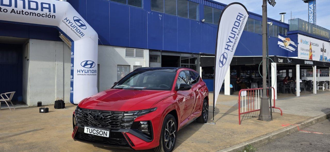 Hyundai Tucson rojo expuesto junto a banderolas de la marca en Expocasión Ponferrada