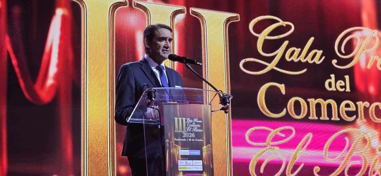 Orador en la III Gala del Comercio de Ponferrada con fondo decorativo