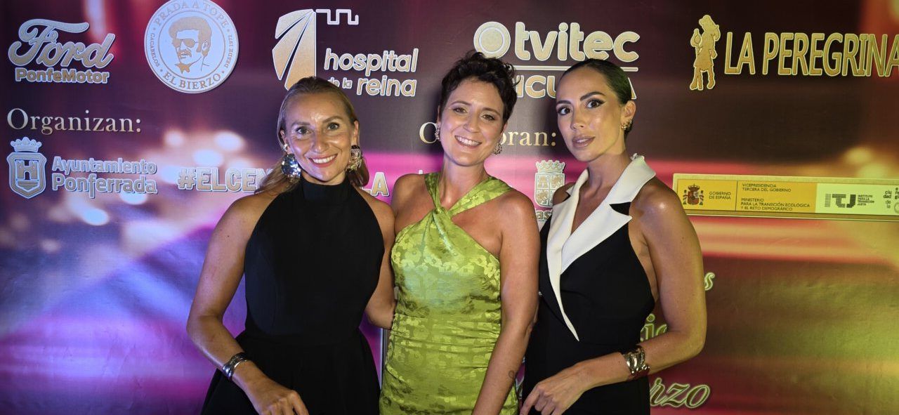 Tres mujeres posando en la III Gala del Comercio de Ponferrada