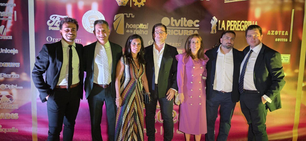 Grupo de personas posando en la III Gala del Comercio de Ponferrada
