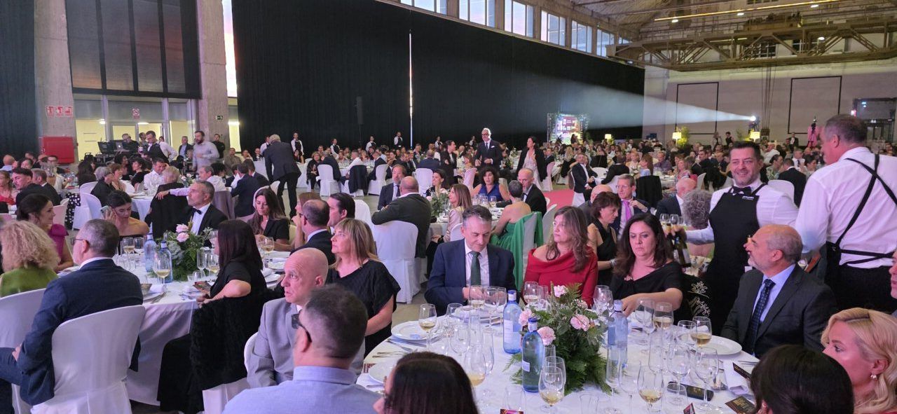 Asistentes disfrutando de la III Gala del Comercio en Ponferrada