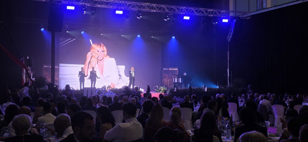 Marta Sánchez actuando en la III Gala del Comercio de Ponferrada