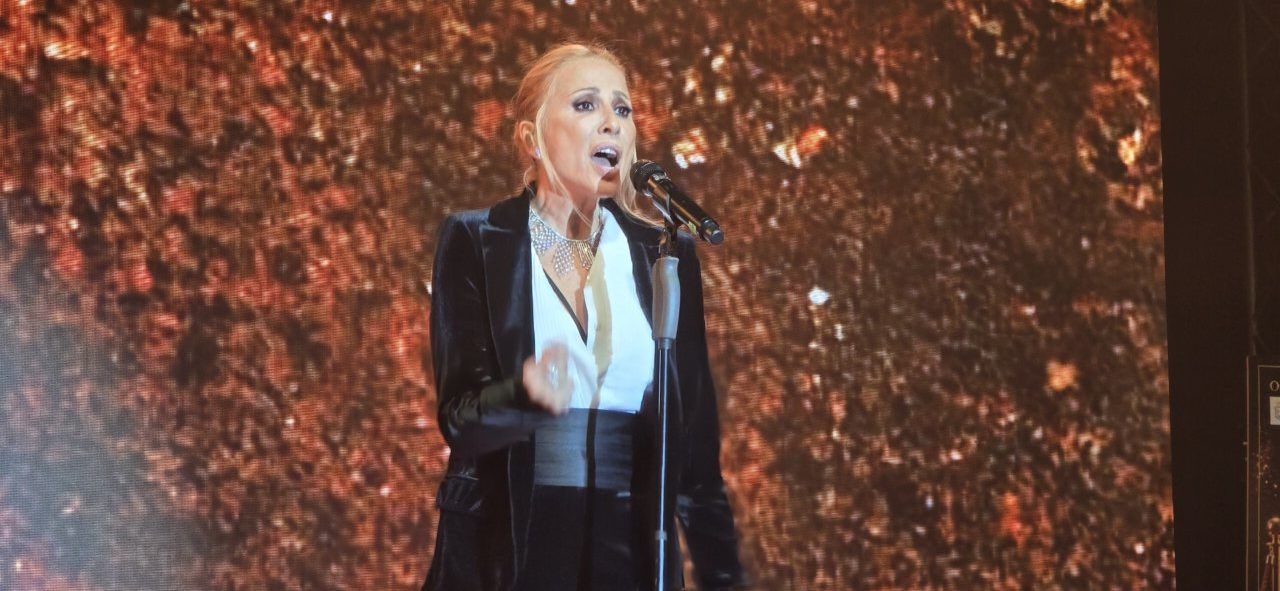 Marta Sánchez cantando en la III Gala del Comercio de Ponferrada