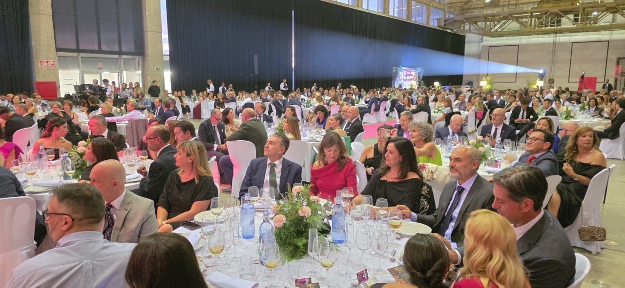 Asistentes disfrutando de la III Gala del Comercio en Ponferrada