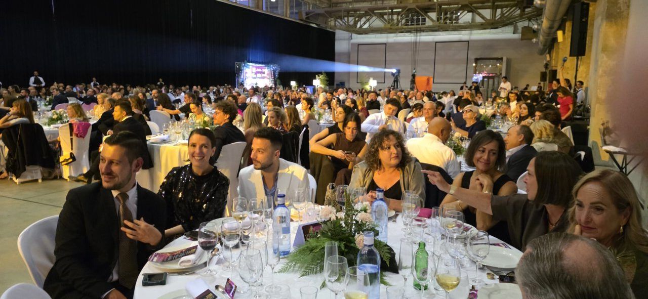 Asistentes disfrutando de la III Gala del Comercio en Ponferrada