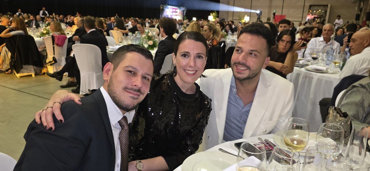 Asistentes sonrientes en la III Gala del Comercio de Ponferrada