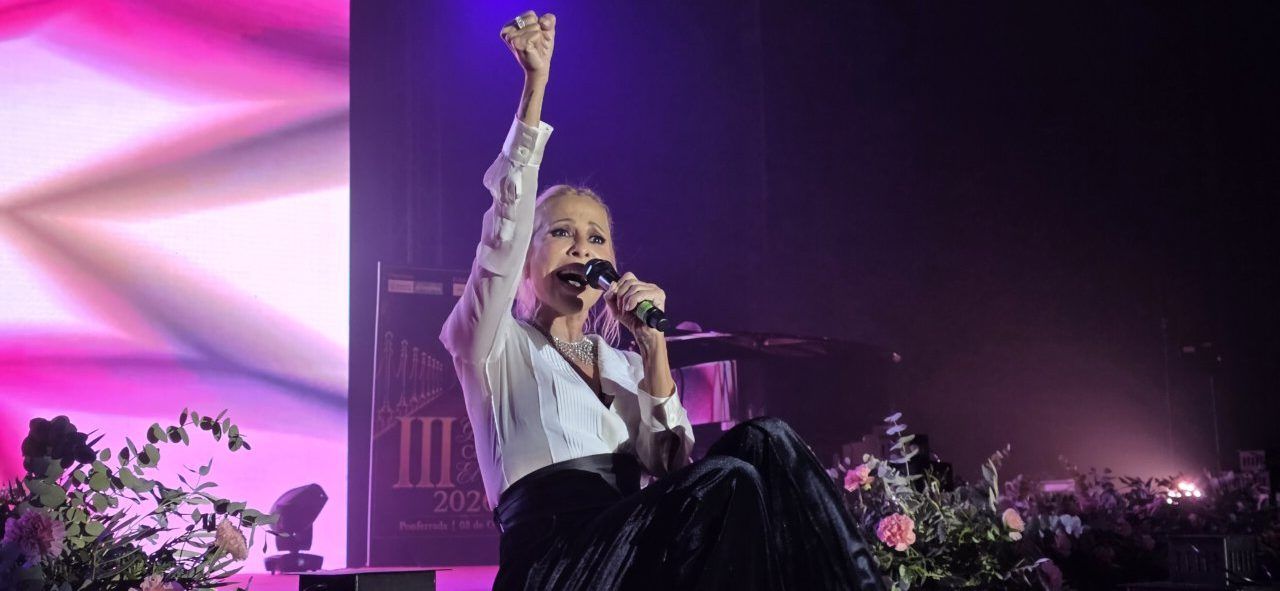 Marta Sánchez actuando en la III Gala del Comercio de Ponferrada