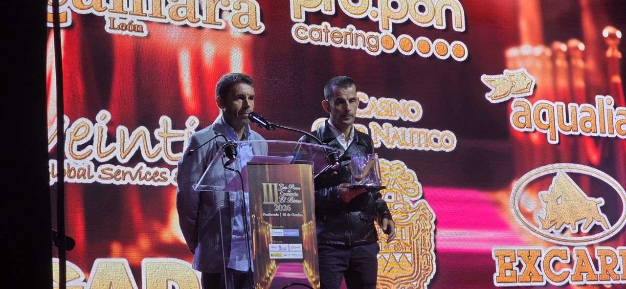 Dos presentadores en la III Gala del Comercio de Ponferrada