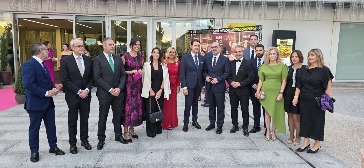 Grupo de personas en la III Gala del Comercio de Ponferrada