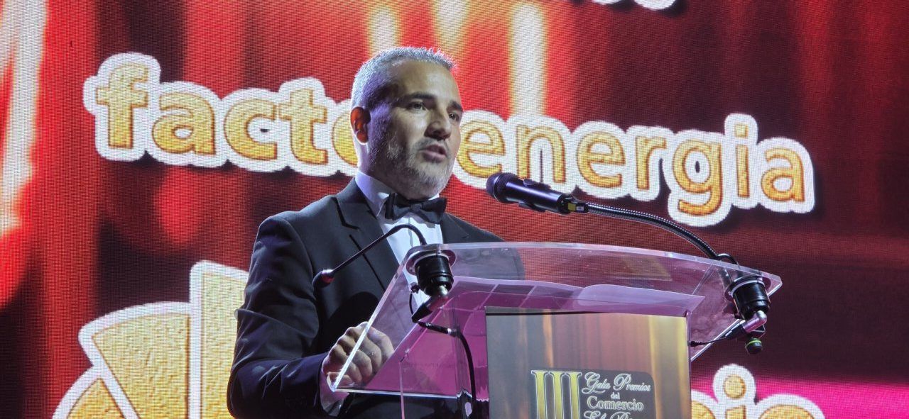 Presentador en la III Gala del Comercio de Ponferrada con fondo colorido