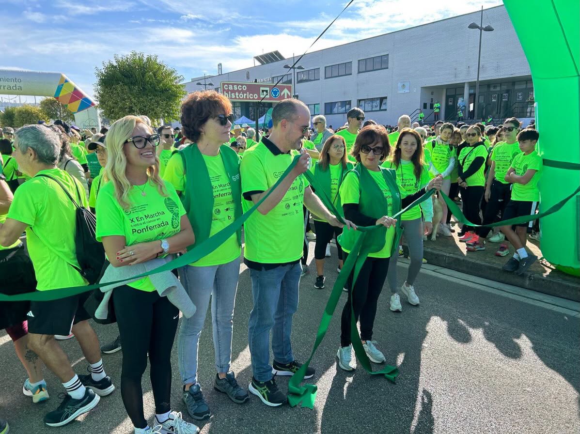 Participantes en la IX Marcha contra el cáncer en Ponferrada con camisetas verdes
