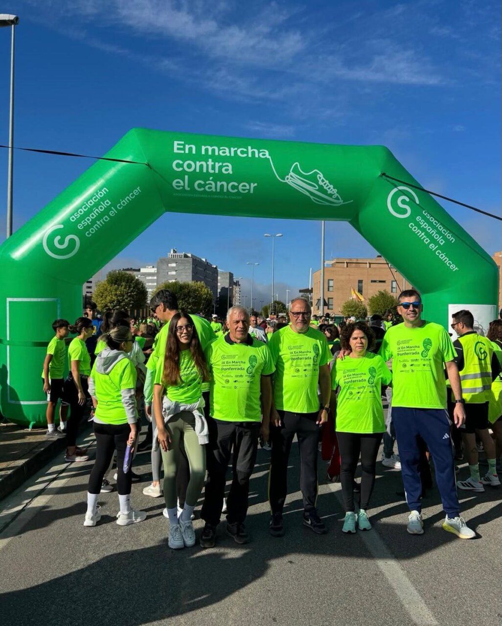 Participantes de la IX Marcha contra el cáncer en Ponferrada con camisetas verdes