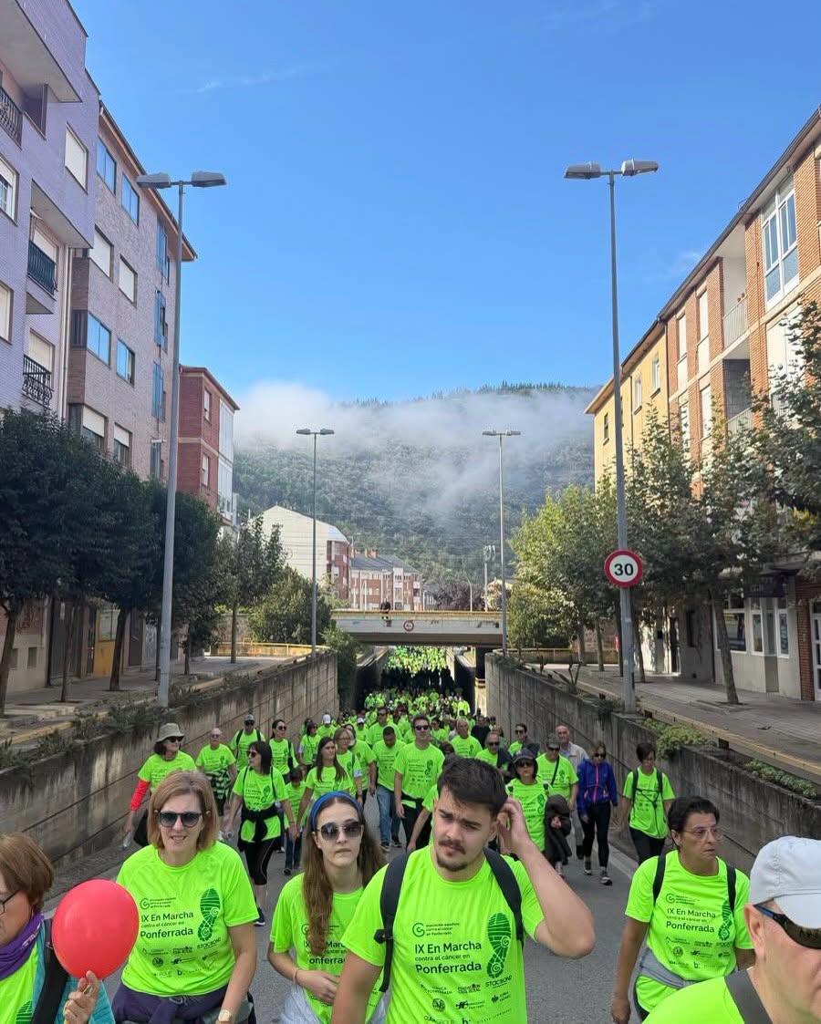 Participantes de la IX Marcha contra el cáncer en Ponferrada con camisetas verdes