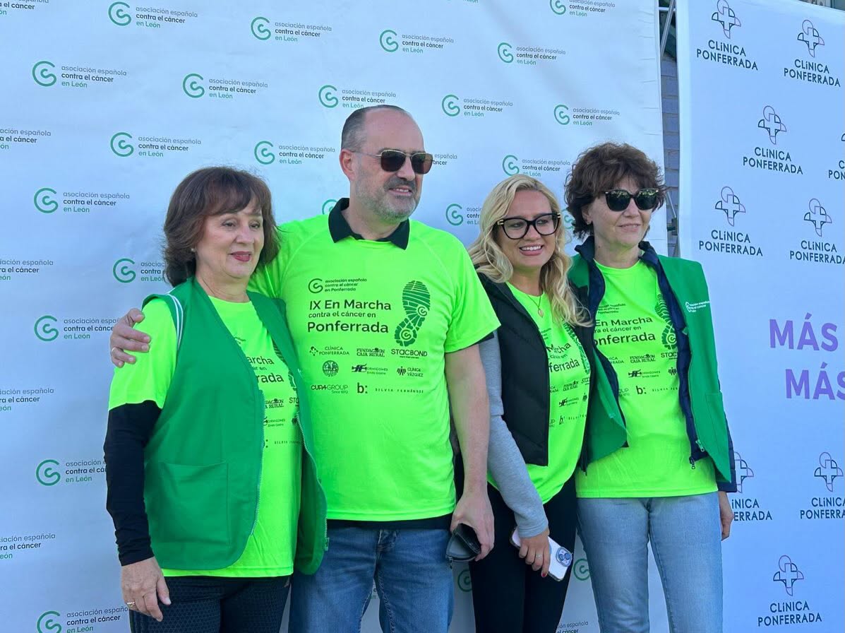Participantes de la IX Marcha contra el cáncer en Ponferrada con camisetas verdes