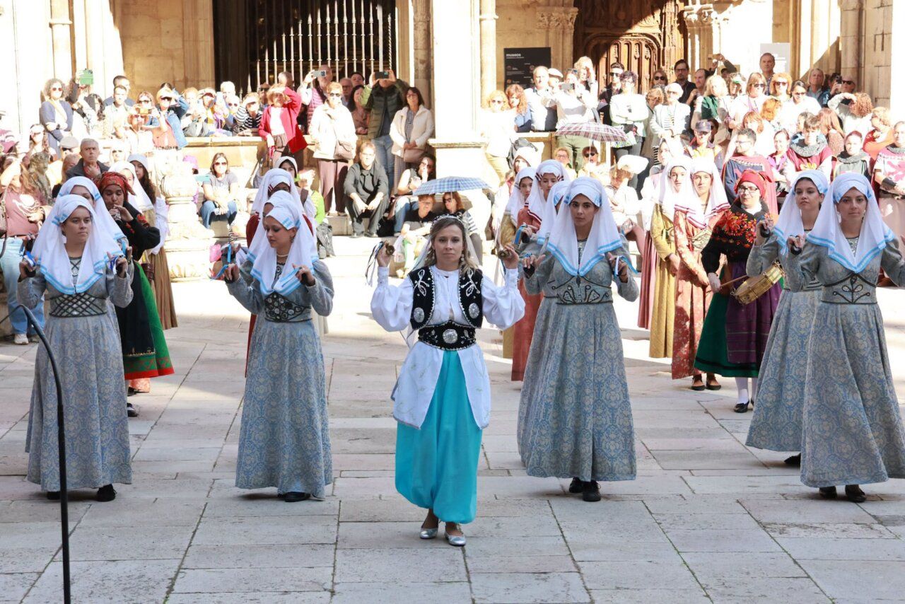 Grupo de mujeres vestidas tradicionalmente en la ceremonia de Las Cantaderas