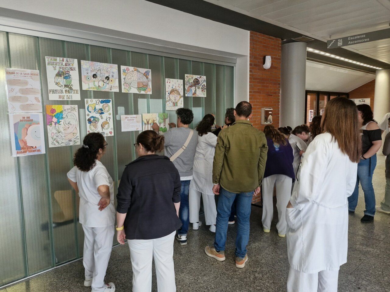 Pacientes decorando el Hospital El Bierzo durante la semana de salud mental