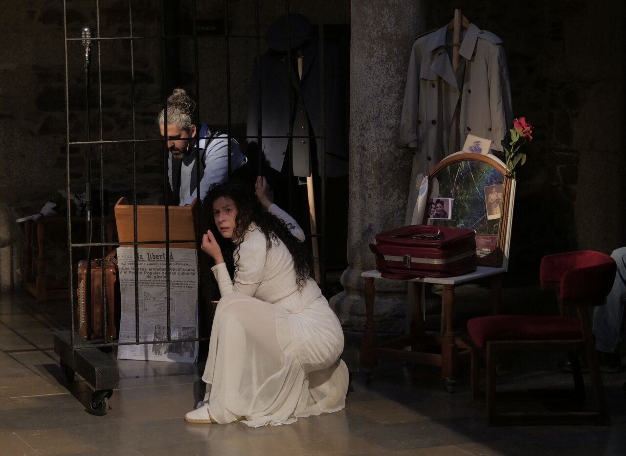 Escena de la obra Mis Ponferrada 1933 con actores en un ambiente teatral